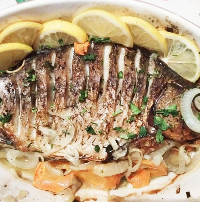 Лещ, запеченный с овощами: идеальное блюдо для семейного ужина