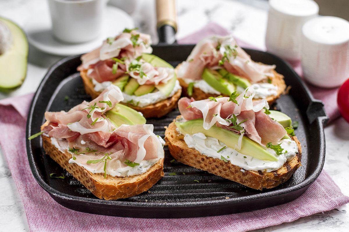 Томатные тосты с творожным сыром и прошутто: Быстро, вкусно и полезно!