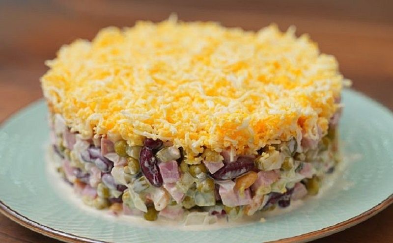 Необычный салат с фасолью, ветчиной и горошком: замените Оливье на праздник