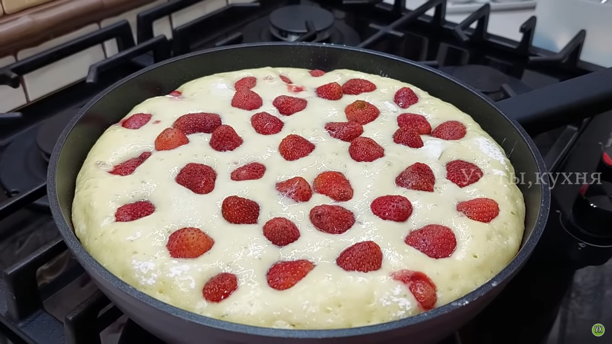 Удивительный клубничный пирог на сковороде: легкий рецепт для яркого лета