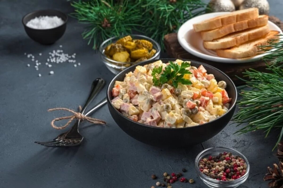 Космонавты МКС празднуют день рождения с оливье на борту