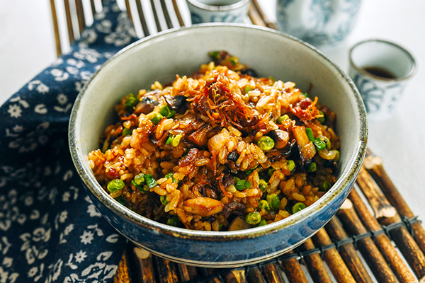 Жареный клейкий рис с соусом XO: яркое гастрономическое приключение