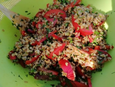 Простые шаги к необычному вкусу: салат с булгуром и свежими овощами