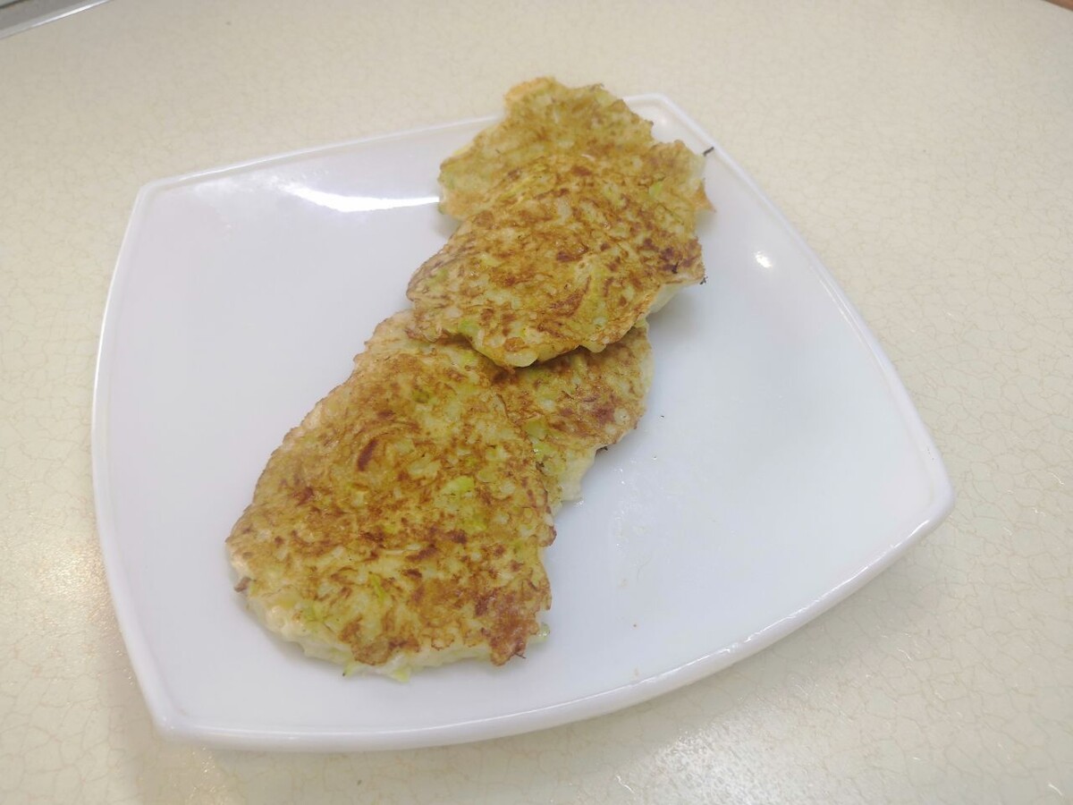 Легкие кабачковые оладьи с сыром: простой и полезный рецепт