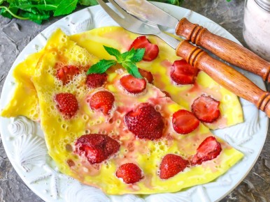 Яркий омлет с клубникой, который полюбят все