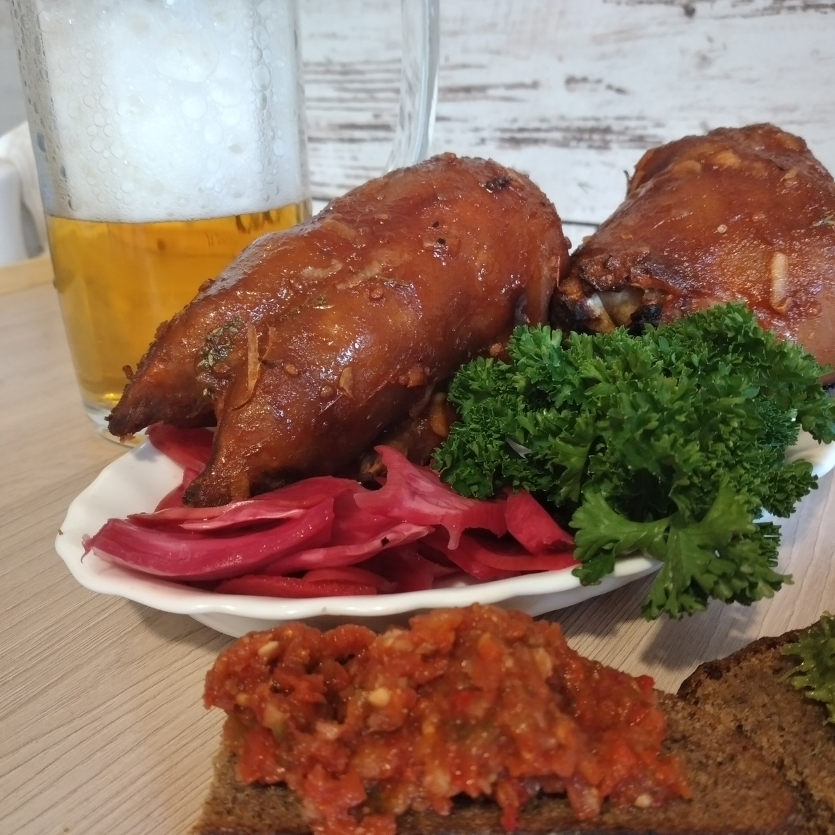 Нежные свиные ножки в медовом соусе: простое и вкусное угощение