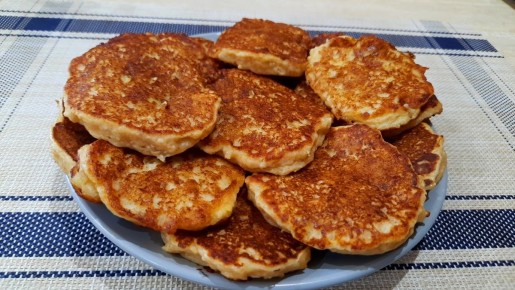 Творожные оладьи с яблоком без сахара: полезный завтрак для всей семьи