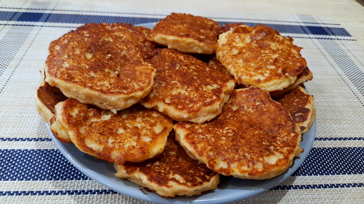 Творожные оладьи с яблоком без сахара: полезный завтрак для всей семьи