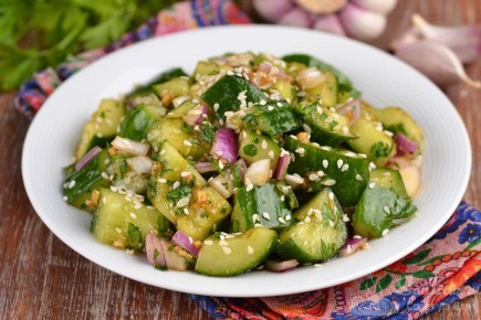 Сочный огуречный салат с необычной заправкой