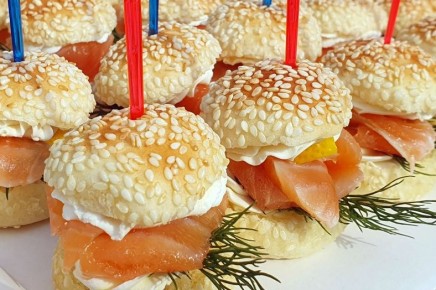 Мини-бургеры: яркое угощение для вашего праздника