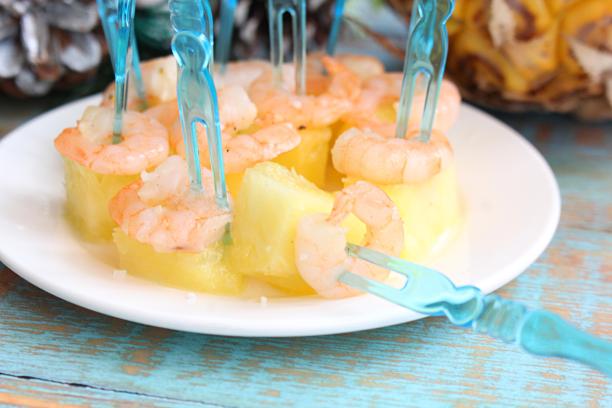 Необычная закуска: креветки и ананас на шпажках за 20 минут