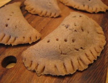 Необычные ржаные пирожки с солеными грибами: удивите гостей