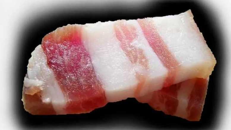 Зачем пожилым людям стоит включить сало в рацион: взгляд врача