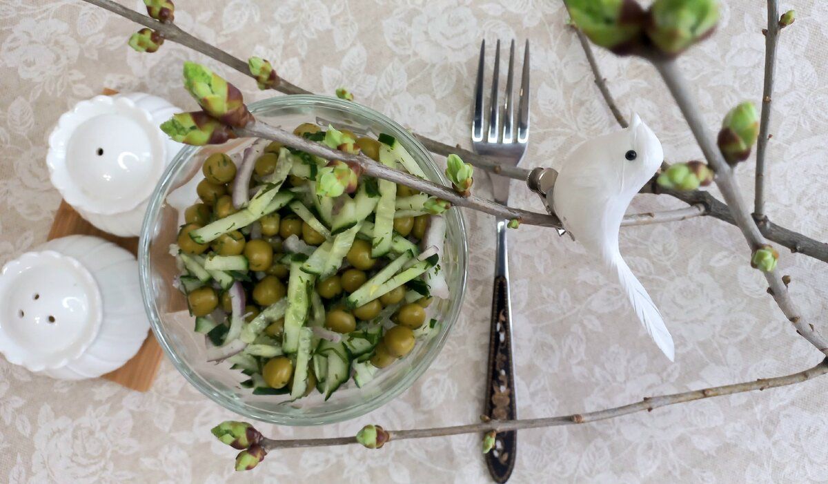 Вкус весны: освежающий салат с огурцом и зелёным горошком
