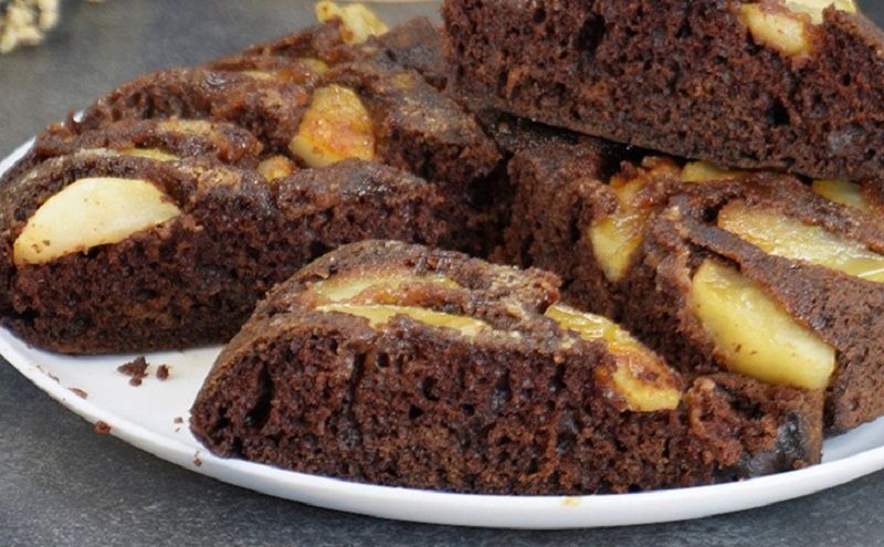 Простой шоколадно-яблочный пирог на сковороде: быстрый способ порадовать себя