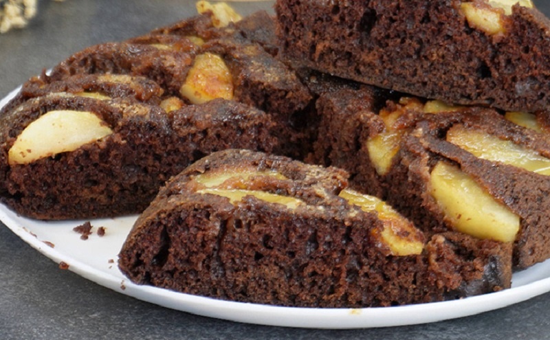 Простой шоколадно-яблочный пирог на сковороде: быстрый способ порадовать себя