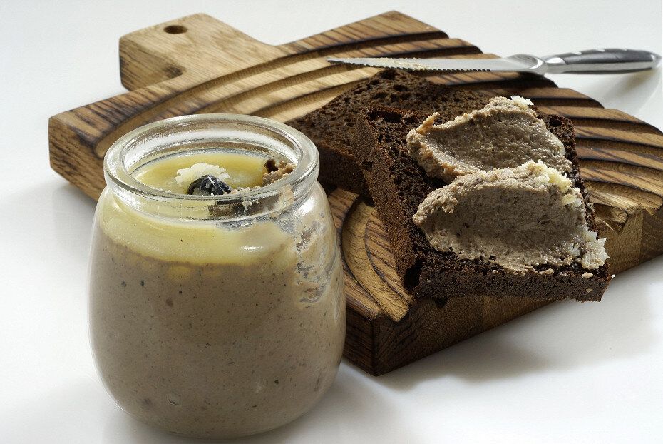 Изысканный паштет из куриной печени с коньяком и черносливом