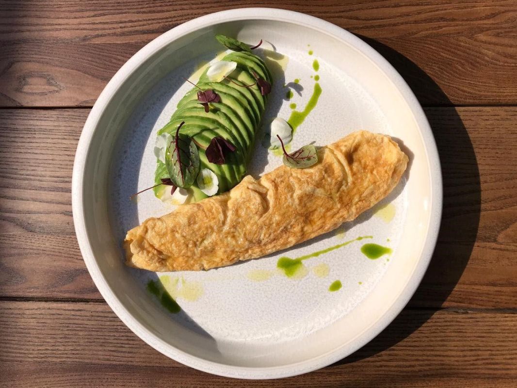 Энергетический завтрак: белковый омлет с авокадо