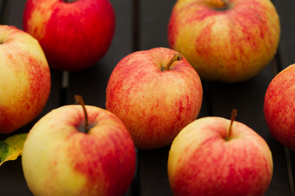 Ароматные яблочные угощения: 5 простых рецептов для осени