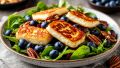 Салат с халуми, голубикой и орехами пекан