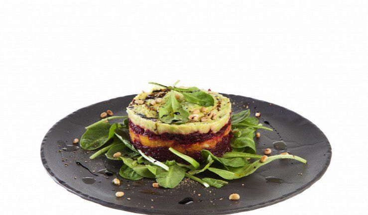 Салат с яркой свеклой и авокадо: легкий способ порадовать себя