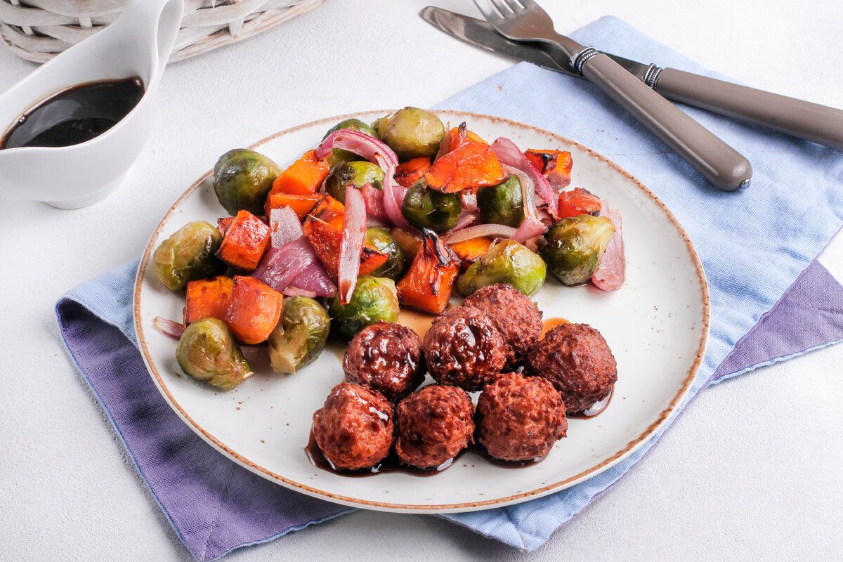 Вкус, который меняет мир: растительные митболы с овощами и соусом Наршараб