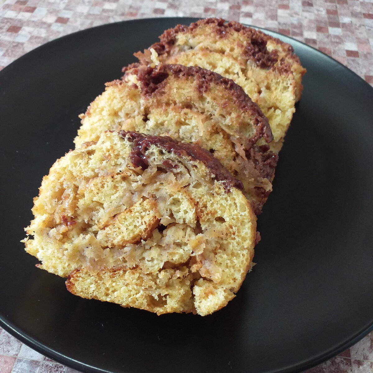 Вкусный рулет с яблоками на сгущённом молоке: быстро и легко