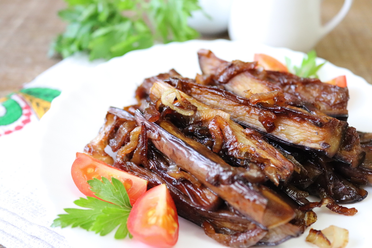 Нежные баклажаны с луком в медовой заправке: легкий и вкусный рецепт