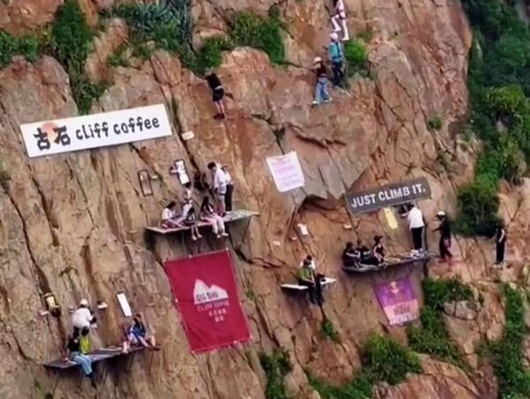Кофейня на отвесной скале привлекает внимание в Китае
