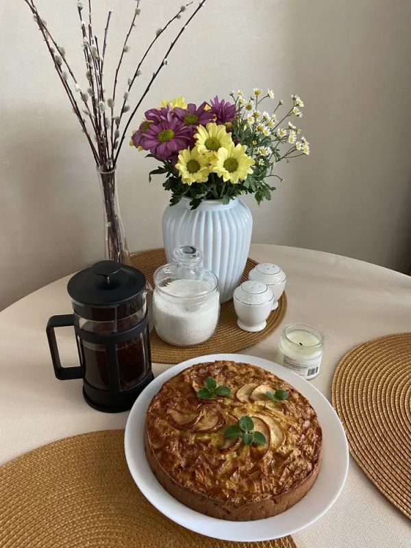 Непревзойденная шарлотка с яблоками и грушами для уютного вечера