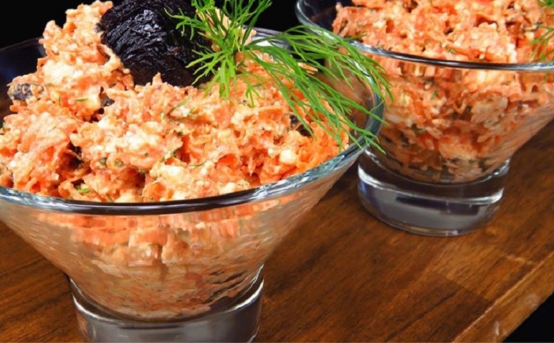 Морковный салат с творогом и черносливом: вкусное преображение привычных ингредиентов