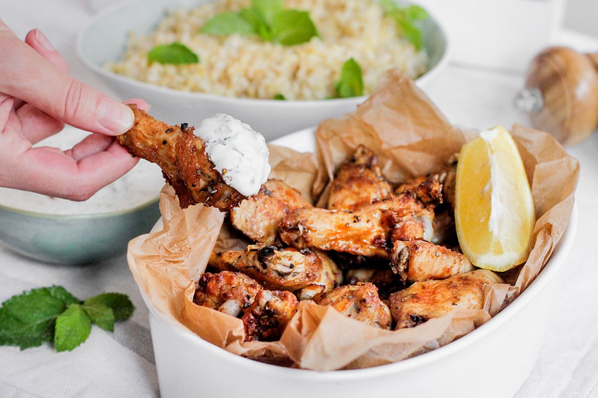 Вкусно как в Греции: куриные крылышки с булгуром и соусом дзадзыки