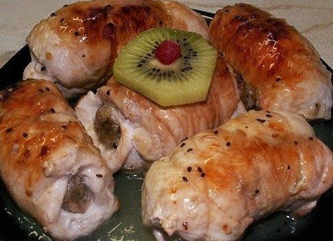 Куриные рулетики с курагой: оригинальный рецепт для праздничного стола