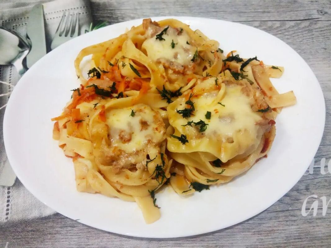 Сытные макаронные гнезда с фаршем и сыром в одной сковороде