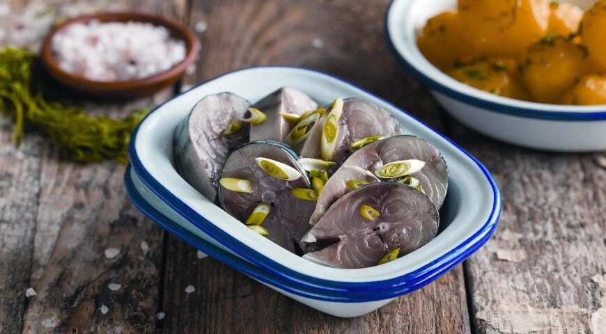 Простой способ засолки скумбрии в домашних условиях