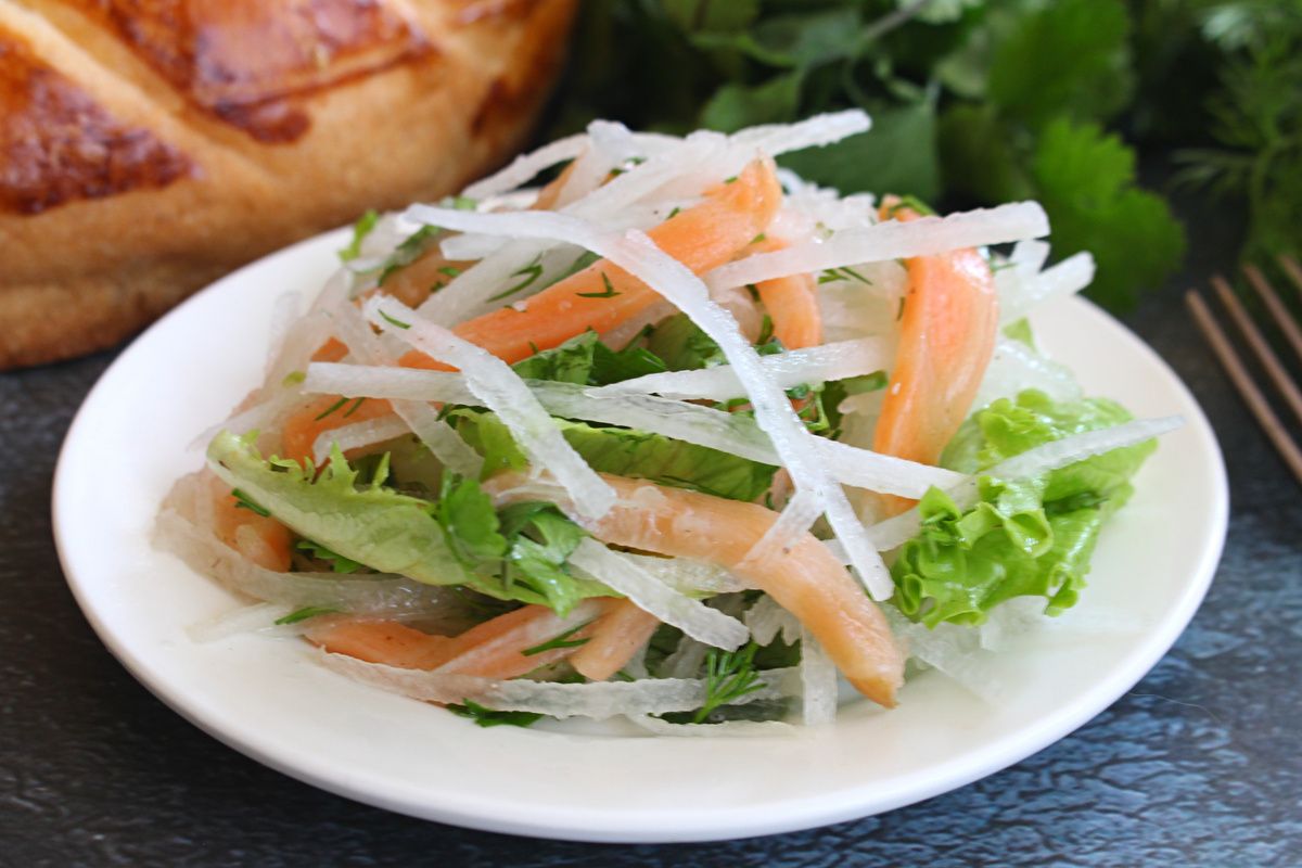 Сочный салат из дайкона с красной рыбой для быстрого перекуса