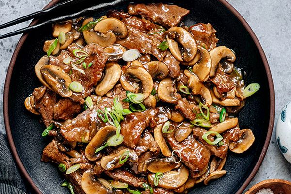 Приготовьте китайскую говядину с грибами за 20 минут