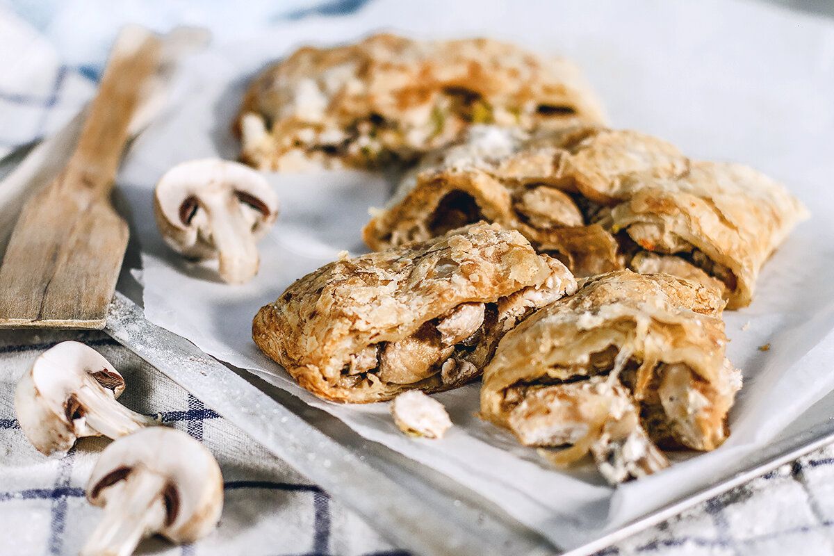 Вкусный и сытный обед для школьника: рецепт куриного пирога с грибами