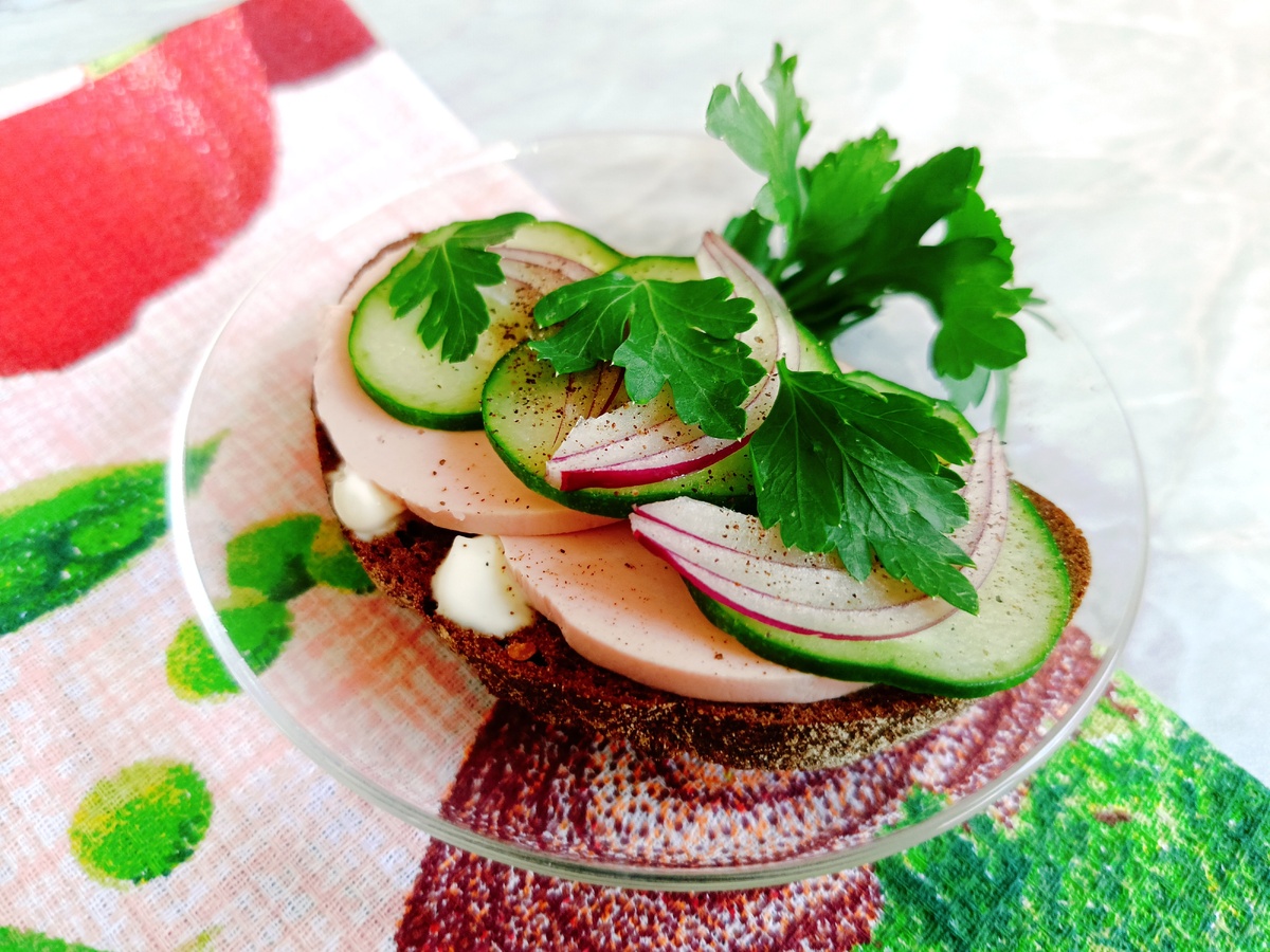 Ностальгия по детским вкусам: простой рецепт бутерброда с колбасой и огурцом