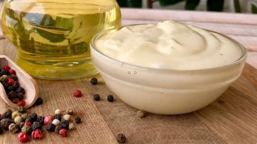 Почему стоит отказаться от магазинного майонеза: два домашних рецепта
