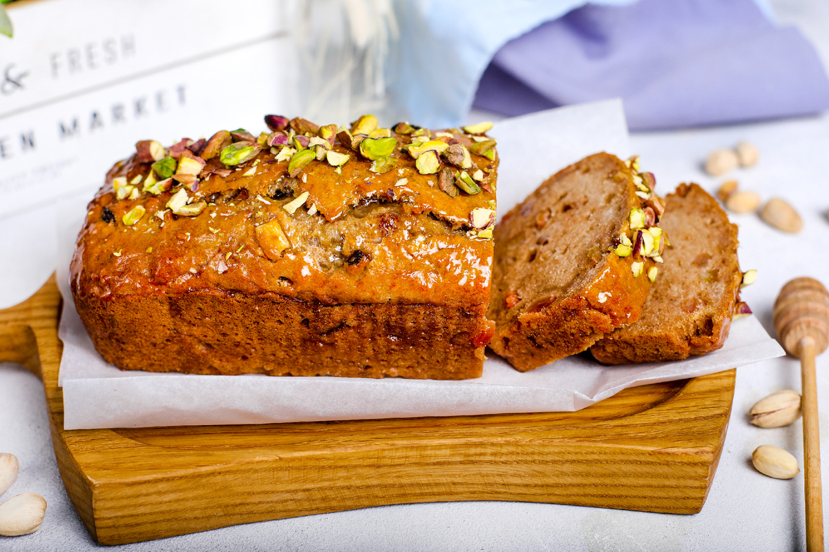 Рецепт постной яблочной коврижки с орехами и сухофруктами