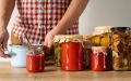 Почему бабушки хранили стеклянные банки: искусство домашних заготовок