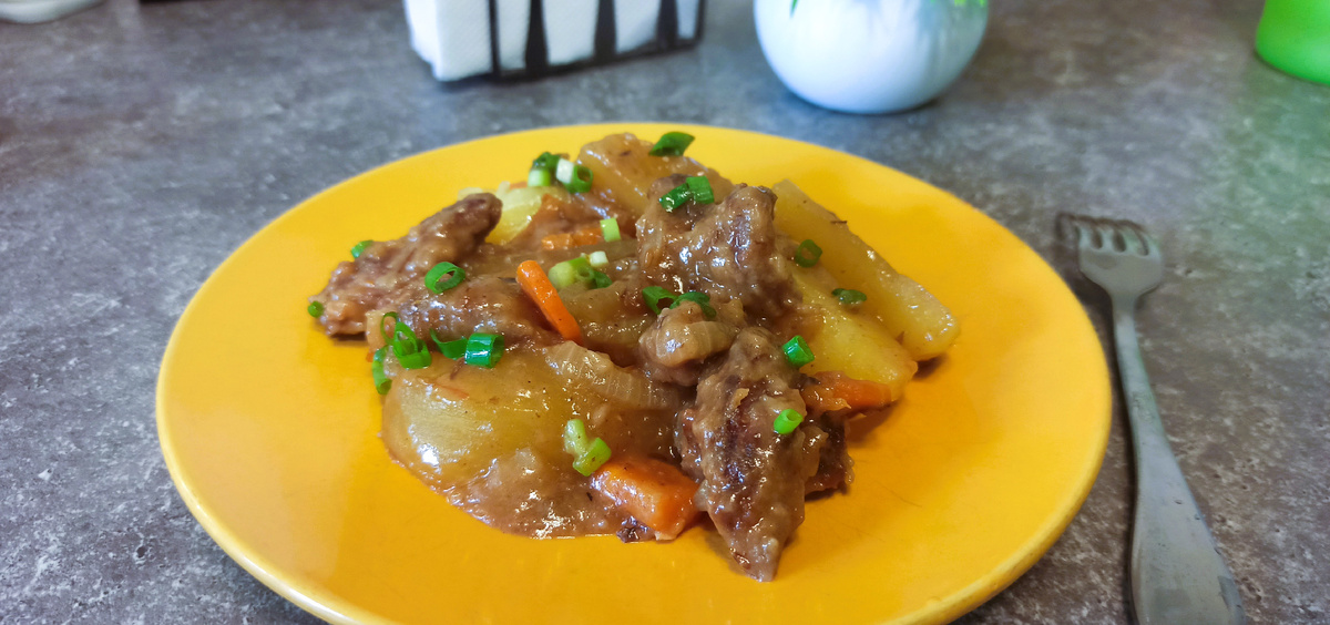 Нежная говядина с картошкой и овощами: как приготовить уютное домашнее блюдо