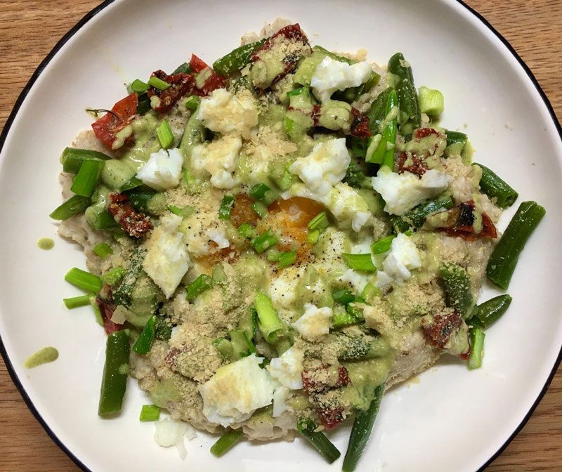 Пряная геркулесовая каша с яйцом и овощами