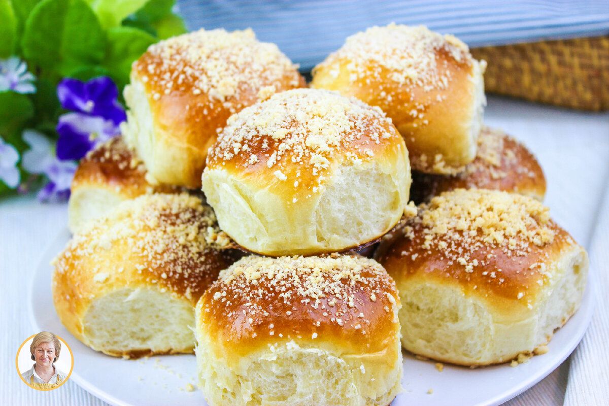 Нежные ванильные булочки с хрустящей крошкой — идеальное лакомство для любителей сладкого