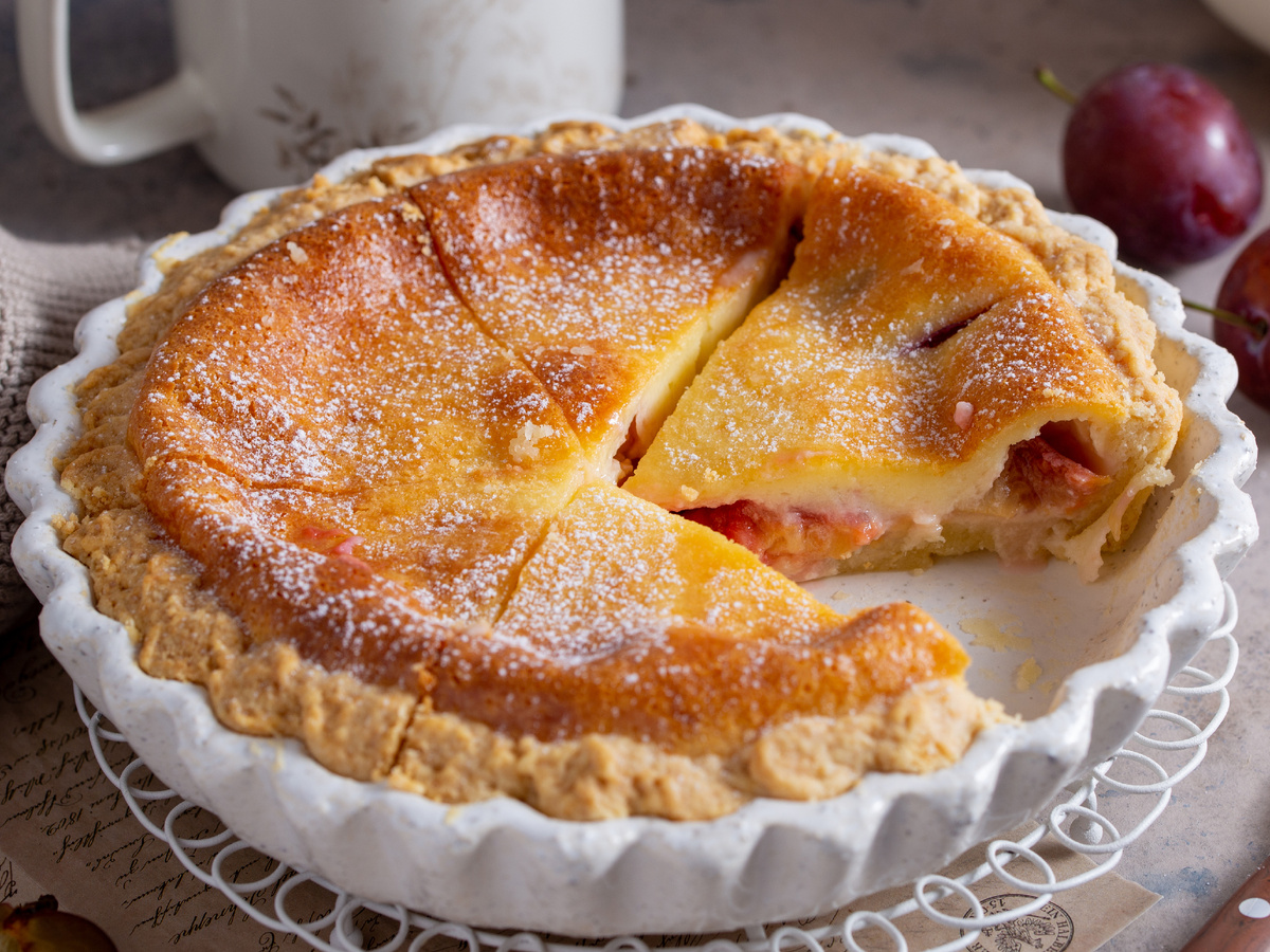 Сливочный пирог с сочными сливами: незабываемый десерт для ваших близких