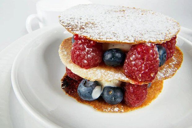 Нежный мильфей с ягодами и медовым мороженым