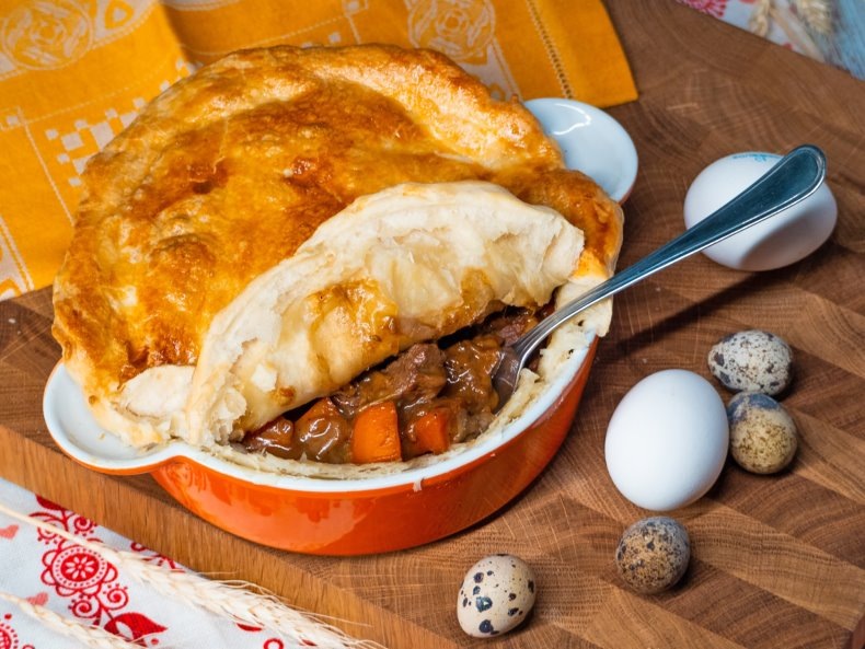 Мясной пирог с темным пивом: вкусный праздник для гурманов