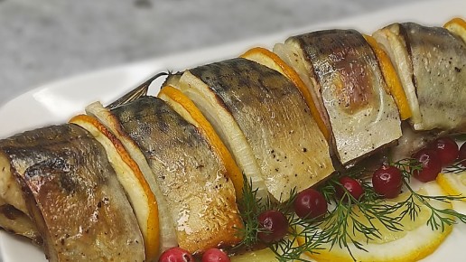 Запечённая скумбрия с лимоном и луком: лёгкий и вкусный рецепт