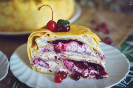 Вкусный блинный торт на Масленицу: простой рецепт с ягодной начинкой